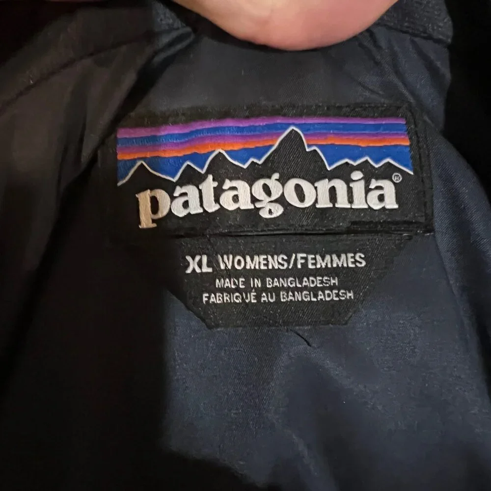 Patagonia Women's Navy Puffer Jacket - Picture 4 of 15